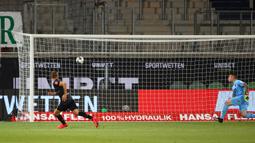 Bek werder Bremen, Ludwig Augustinsson, saat mencetak gol ke gawang Heidenheim 1846 pada laga lay-off leg kedua di Voith-Arena, Selasa (7/7/2020) dini hari WIB. Bremen bermain imbang 2-2 atas Heidenheim. (AFP/Kai Pfaffenbach/pool)