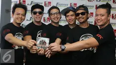 Grup band Repvblik memperlihatkan album kedua mereka saat peluncuran di kawasan Tugu Tani, Jakarta, Rabu (7/9). Album kedua Repvblik bertajuk 'Aku Tetap Cinta' dengan memuat 13 lagu.(Liputan6.com/Herman Zakharia)