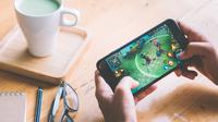 Bermain Mobile Legends: Bang Bang. (Shutterstock/Chayantorn Tongmorn)
