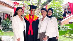 Wajahnya mirip semua, tentunya sudah dapat ditebak jika ini adalah foto kebersamaan Ghina Raihanah dengan saudara perempuannya. Parasnya susah dibedakan, warganet menyebut kakak adik ini bak saudara kembar. Selain parasnya, senyuman Tsania Marwa, Ghina Raihanah dan dua saudaranya juga bikin warganet jadi salah fokus karena sama-sama manis seperti gula. (Liputan6.com/IG/@tsaniamarwa54)