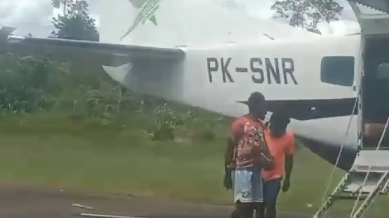 Pesawat Smart Air Ditembaki