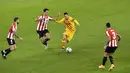 Pemain Barcelona Lionel Messi (kedua kanan) menggiring bola melewati tiga pemain Athletic Bilbao pada pertandingan Liga Spanyol di Stadion San Mames, Bilbao, Spanyol, Rabu (6/1/2021). Barcelona menang 3-2 dengan dua gol dari Lionel Messi. (AP Photo/Alvaro Barrientos)