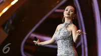 Penampilan Zaskia Gotik di Konser Raya 22 Tahun Indosiar. (Herman Zakharia/Liputan6.com)