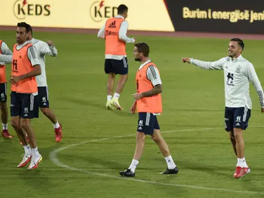 Para pemain Spanyol melakukan pemanasan selama sesi latihan di stadion Fadil Vokrri di Pristina (7/9/2021). Spanyol akan bertanding melawan Kosovo pada kualifikasi grup B Piala Dunia Qatar 2022 di  Fadil Vokrri Stadium. (AFP/Armend Nimani)