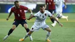 Gelandang Albania, Lorenc Trashi (kanan) menguasai bola dibayangi bek Republik Ceska, Vladimir Coufal dalam laga uji coba menjelang Euro 2020 di Praha, Republik Ceska, Selasa (8/6/2021). Albania kalah 1-3 dari Republik Ceska. (AFP/Michal Cizek)