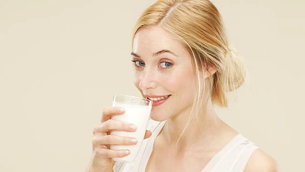 Ilustrasi Minum Susu