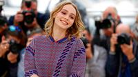 Senyum manis Lily Rose Melody Depp saat menghadiri Festival Film Cannes ke-69 di Prancis, (13/5). Putri aktor Johnny Depp dan penyanyi Perancis Vanessa Paradis ini lahir pada 27 Mei 1999. (REUTERS / Yves Herman)