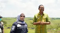 Sekretaris Badan Penyuluhan dan Pengembangan SDM Pertanian (BPPSDMP) Kementan Siti Munifah (kiri) dan Bupati Sumba Tengah Paulus S K Limu dalam kunjungan di food estate Sumba Tengah, Nusa Tenggara Timur (NTT), Kamis (12/10/2020). (Ist)