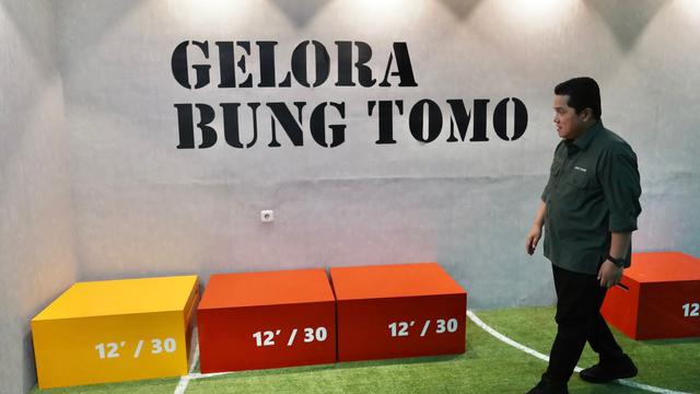 Menteri BUMN dan Ketua Panitia Penyelenggara FIFA U-20 World Cup 2023 (LOC) Erick Thohir mengunjungi Gelora Bung Tomo (GBT) Surabaya, Senin (13/3/2023). (Dian/Liputan6.com)