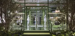 Koleksi terbaru Dior Autumn Winter 2026 dipamerkan dalam nuansa taman Paris di Jakarta (Dior)