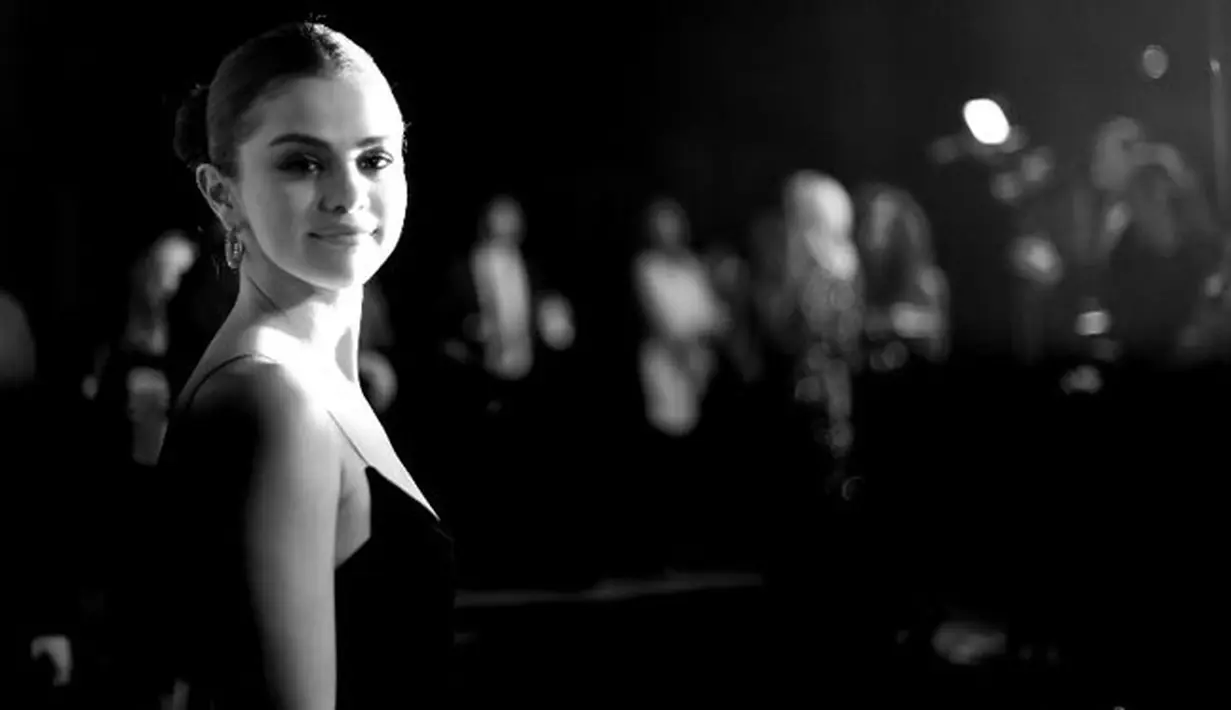 Setelah mengidap lupus, kondisi salah satu organ tubuhnya juga bermasalah. Selena Gomez diharuskan menjalani transplantasi ginjal lantaran kondisinya yang melemah. Beruntung, ada sahabat yang menolongnya. (AFP/Matt Winkelmeyer)