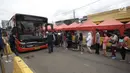Penumpang mengantre menaiki bus Transjakarta Tanah Abang Explorer di Jalan Jatibaru, Tanah Abang, Jakarta, Sabtu (3/2).  Terlihat banyak warga yang menggunakan angkutan gratis yang disediakan oleh Pemprov DKI Jakarta itu. (Liputan6.com/Arya Manggala)