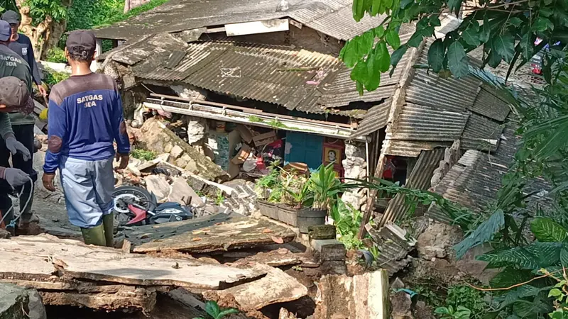 Sejumlah petugas DPUPR Kota Depok melakukan penanganan longsor yang menimpa dua rumah di Cipayung, Depok.