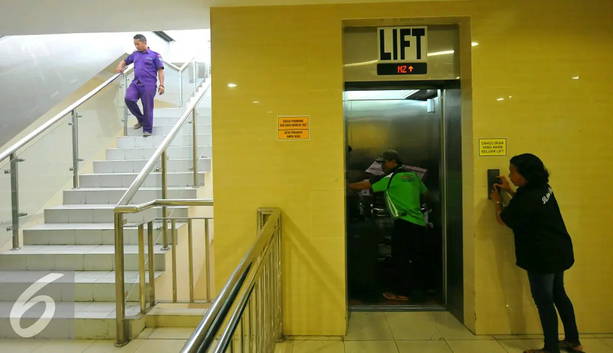 Penumpang menggunakan lift terminal terpadu Pulo Gebang, Jakarta, Selasa (27/12). Terminal ini disebut-sebut sebagai yang terbesar se-Asia Tenggara, dan akan dijadikan basis utama bus-bus Antar Kota Antar Provinsi (AKAP). (Liputan6.com/Angga Yuniar)