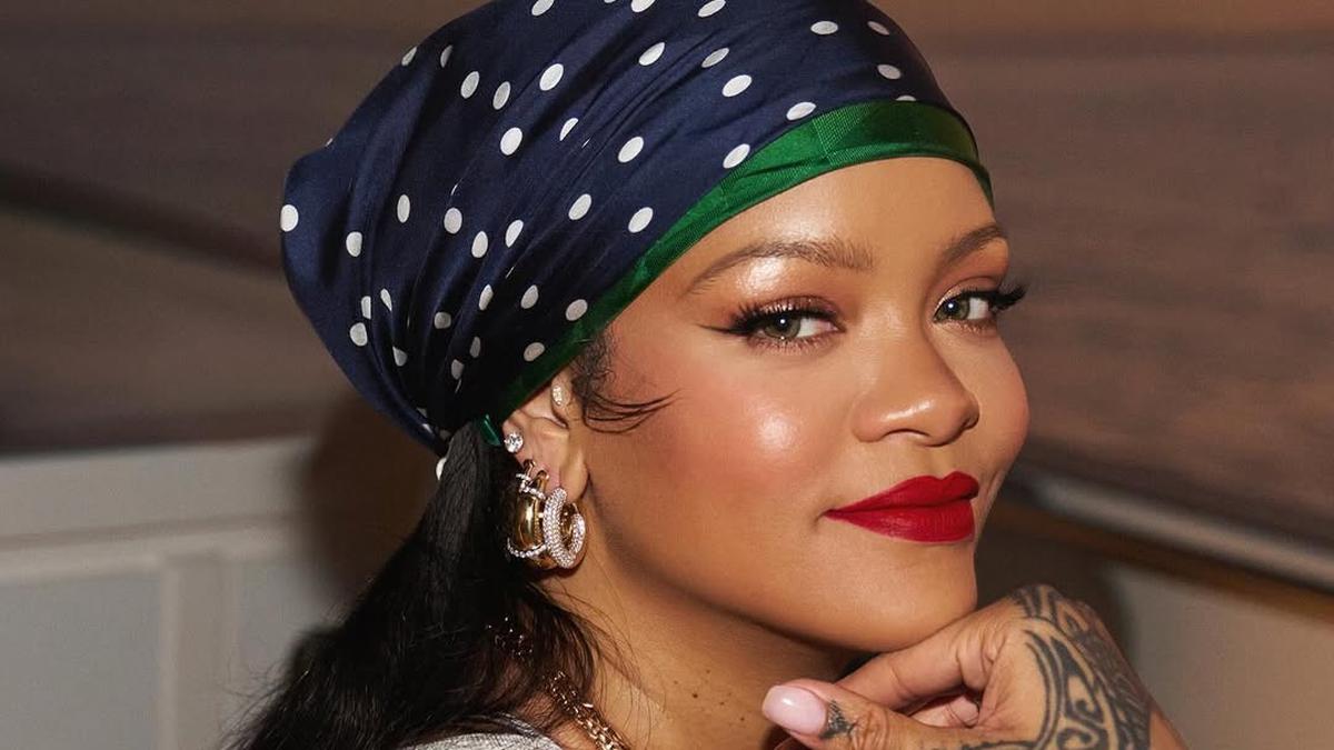 Rihanna Pimpin Tren Mode Nonnacore, Terinspirasi Busana Nenek-nenek di Italia