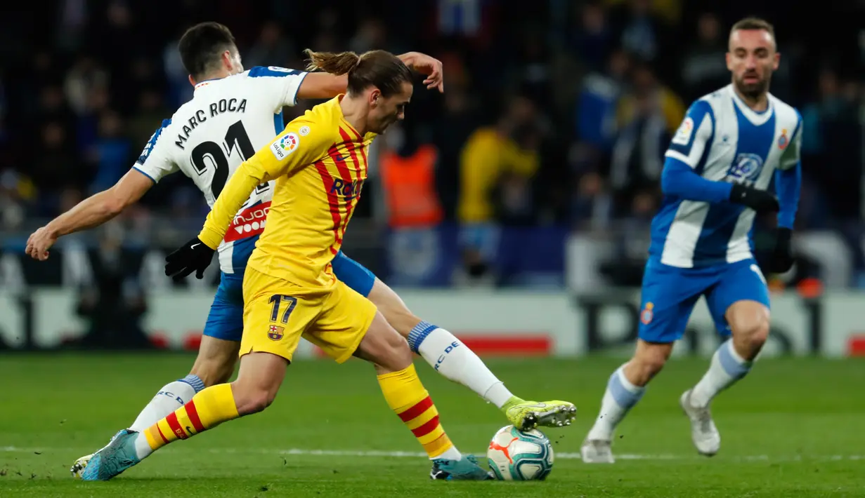 Penyerang Barcelona, Antoine Griezmann berebut bola dengan pemain Espanyol, Marc Roca pada pekan ke-19 La Liga di RCDE Stadium, Sabtu (4/1/2020). Hampir saja menang, Barcelona harus puas menerima hasil imbang 2-2 atas Espanyol. (AP/Joan Monfort)