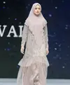 Kimberly Ryder kembali mengejutkan publik dengan penampilannya yang memukau. Kali ini, ia tampil sebagai model dalam sebuah fashion show busana muslim syar'i yang sukses menarik perhatian banyak orang. [@kimbrlyryder].