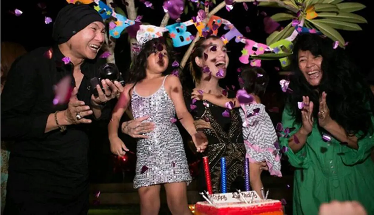 Berbagai komentar bermunculan dari para nitizen. Haru, salut itulah inti dari komentar yang mengikuti akun Instagramnya. (Instagram/sheilamarciajoseph)