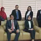 Rektor UBD Palembang Sunda Ariana (kanan bawah) berfoto bersama para wakil rektor baru, salah satunya Presiden Sriwijaya FC Hendri Zainuddin (tengah atas) (Dok. Humas UBD Palembang / Nefri Inge)
