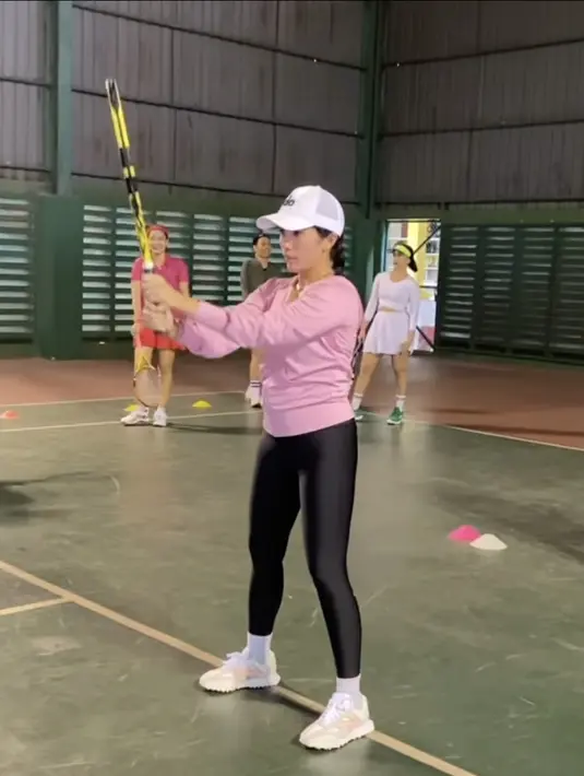 Ussy juga terlihat stylish dengan legging hitam dan jaket. Aksesori topu putih dari brand Alo Yoga menjadi pelengkap gaya yang sempurna. (foto: Instagram/ Ussy Sulistiawati)