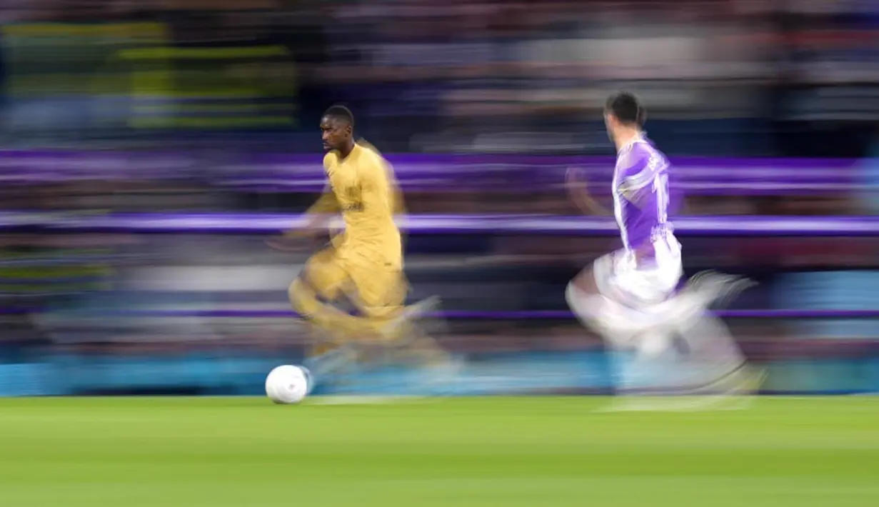 Pemain Real Valladolid mengejar pemain Barcelona, Ousmane Dembele, pada laga pekan ke-36 La Liga di di Estadio Municipal Jose Zorilla, Rabu (24/5/2023). Barcelona takluk 1-3 dari tuan rumah Real Valladolid. (AP Photo/Manu Fernandez)