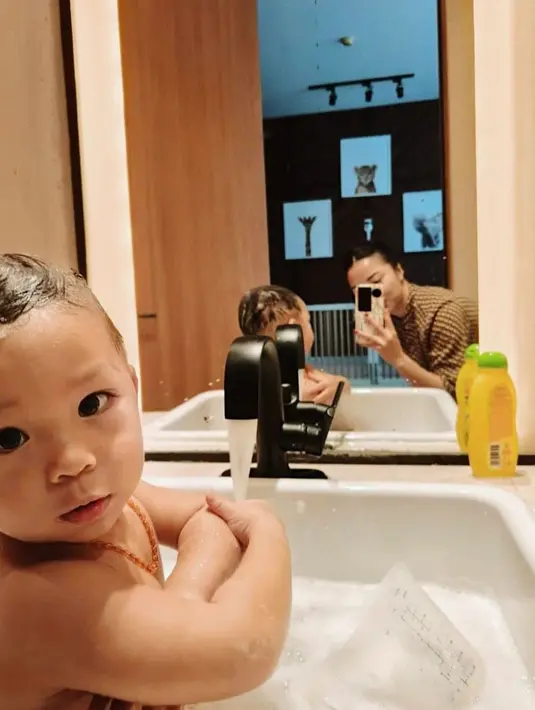 Gemasnya potret mirror selfie yang diambil Nikita Willy ini. Nikita tampak sedang memandikan putranya di wastafel dengan busa. [Foto: Instagram/nikitawillyofficial94]