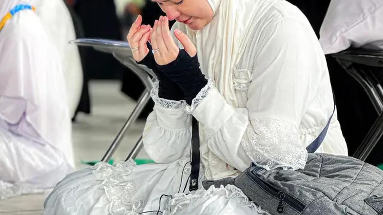 6 Potret Roger Danuarta dan Cut Meyriska Jalani Umrah, Khusyuk di Depan Ka'bah