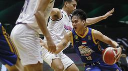 Pebasket Satria Muda Pertamina, Arief Setiawan (kanan), berusaha melewati pebasket Rans PIK Basketball pada laga IBL 2022 di Hall Basket GBK, Jakarta, Rabu (19/01/2022). Satria Muda menang dengan skor 64-32. (Bola.com/M Iqbal Ichsan)