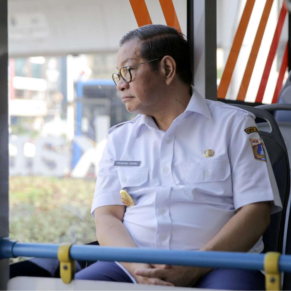 Momen Pramono Anung Naik Transjakarta di Hari Pertama ASN Wajib Gunakan Transportasi Umum