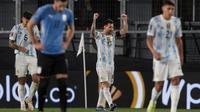 Kapten Timnas Argentina, Lionel Messi, menyumbangkan satu gol saat timnya menang 3-0 atas Uruguay pada laga lanjutan kualifikasi Piala Dunia 2022 zona CONMEBOL di Estadio Monumental Antonio Vespucio Liberti, Senin (11/10/2021). (AFP/Juan Mabromata)