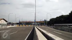 Kondisi Gerbang Tol Kebon Bawang, Jakarta Utara, Sabtu (27/2). Jalan tol akses Tanjung Priok ini akan mulai difungsikan sebagian pada Juni 2016 untuk mempermudah akses kendaraan dari dan menuju ke Pelabuhan Tanjung Priok. (Liputan6.com/Faisal R Syam)