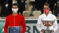 Rafael Nadal (kanan) juara French Open 2020 usai mengalahkan Novak Djokovic (kiri). (AP Photo/Michel Euler)