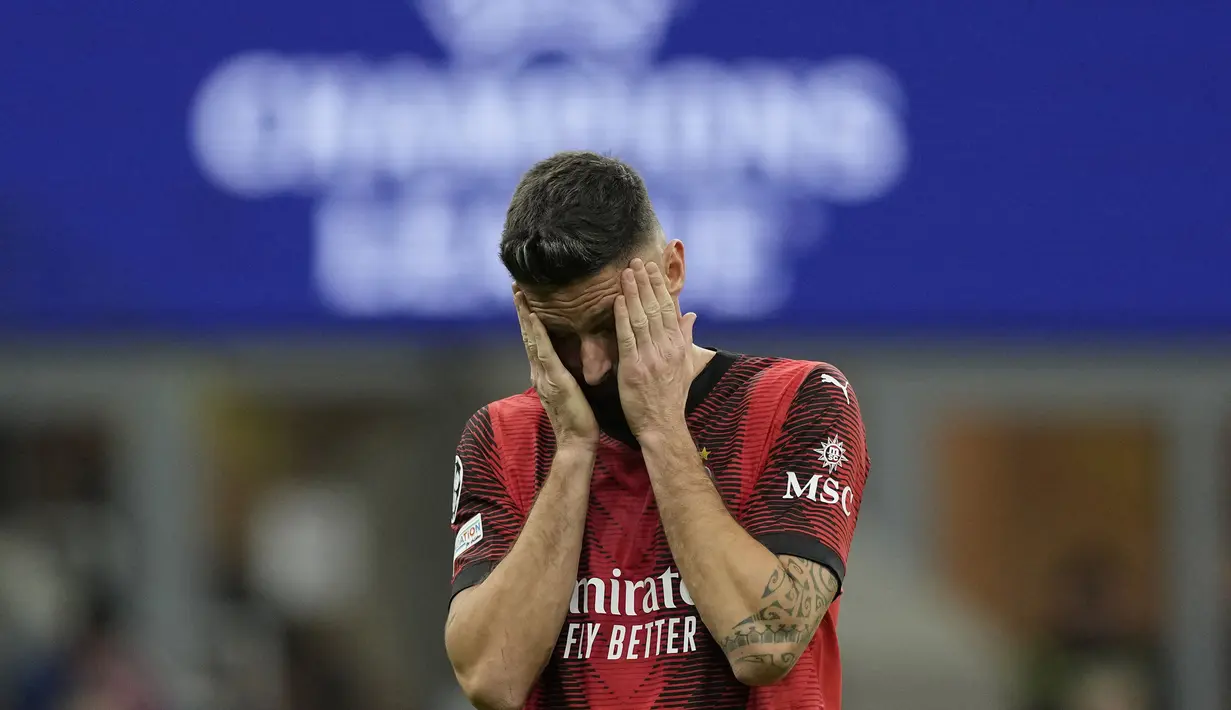 Reaksi kecewa pemain AC Milan, Olivier Giroud setelah timnya kalah 1-3 dari Borussia Dortmund pada laga lanjutan Grup F Liga Champions 2023/2024 yang berlangsung di San Siro, Milan, Italia, Rabu (29/11/2023) dini hari WIB. (AP Photo/Antonio Calanni)