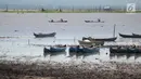 Sebagian nelayan tetap mencari ikan kala kekeringan melanda Danau Limboto, Gorontalo, Sabtu (22/9). Kendati air danau surut, sebagian nelayan tetap mencari ikan demi memenuhi kebutuhan hudup. (Liputan6.com/Arfandi Ibrahim)