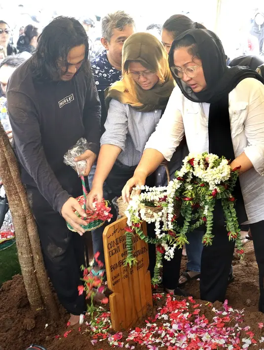 Pemakaman Ria Irawan (Bambang E Ros/Fimela.com)