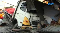  Sebuah truk pengangkut besi beton menabrak rumah warga di jalur utama Pantura, Plered, Cirebon, Jawa Barat.