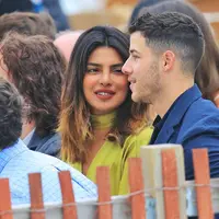 Nick Jonas membawa Priyanka Chopra untuk menemaninyas aat hadir di pernikahan sang sepupu, Rachel Tamburellu di New Jersey. (Jackson Lee / SplashNews.com/ E! News)