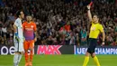 Wasit memberikan kartu merah penjaga gawang City, Claudio Bravo setelah sengaja menepis bola di luar kotak penalti, Barcelona, Spanyol (19/10). Bravo digantikan Caballero dan City harus bermain 10 orang. (Reuters/Albert Gea)