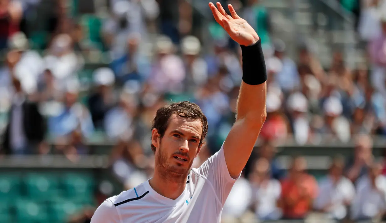 Petenis asal Inggris, Andy Murray menyapa pengemarnya usai pertandingan melawan petenis Rusia, Karen Khachanov pada turnamen Prancis Terbuka di Roland Garros, Paris, Prancis (5/6). Murray meraih kemenangan 6-3, 6-4, 6-4. (AP Photo/Petr David Josek)