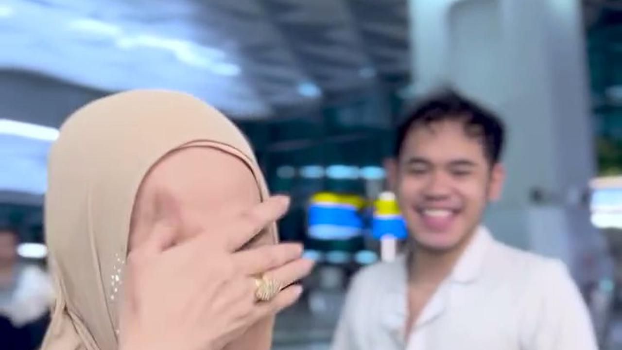 Momen Dewi Yull Antarkan Surya Sahetapy Kembali ke Amerika, Berusaha Tegar Tapi Mewek Juga
