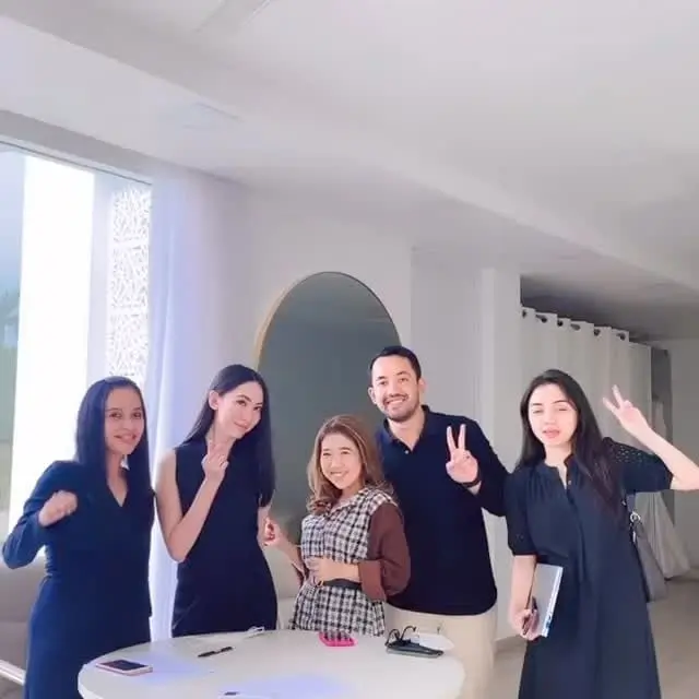 7 Momen Kiky Saputri Fitting Baju Pengantin, Tampil Menawan dengan Gaun Putih