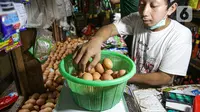 Pedagang menimbang telur di Pasar Tebet Timur, Jakarta, Jumat (11/6/2021). Sebelumnya, pemerintah berencana menjadikan bahan pokok sebagai objek pajak. (Liputan6.com/Faizal Fanani)