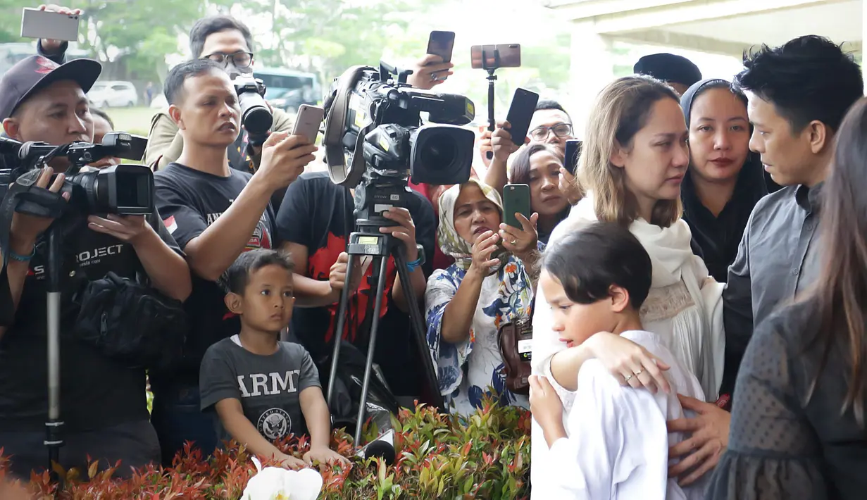 Ariel Noah dan BCL di Pemakaman Ashraf Sinclair (Bambang E Ros/Fimela.com)
