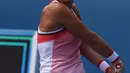Petenis putri Amerika Serikat Lauren Davis mengembalikan bola pukulan lawannya asal Slovakia Magdalena Rybarikova pada pertandingan babak kedua Australia Terbuka di Melbourne, Australia, (20/1/2016). (AFP PHOTO/GREG WOOD)