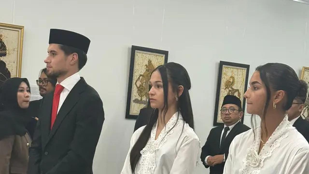 Pesona Noa Leatomu dan Estella Loupatty saat Jalani Sumpah WNI bareng Kevin Diks, Manis Banget Pakai Kebaya dan Kain Batik