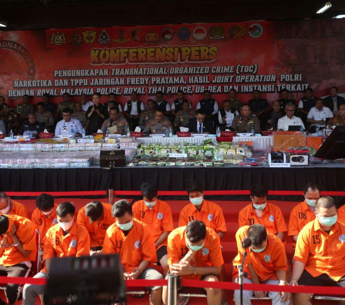 Bareskrim Polri menggelar perkara pengungkapan sindikat narkotika jaringan internasional terbesar Fredy Pratama dan kasus Tindak Pidana Pencucian Uang (TPPU) hasil peredaran narkotika jenis sabu dan ekstasi lintas negara di lapangan Bhayangkara Polri, Ja