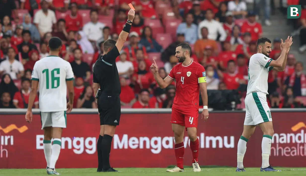 <p>Wasit Shaun Evans memberi kartu merah kepada pemain Indonesia, Jordi Amat saat menghadapi Irak pada laga Grup F putaran kedua Kualifikasi Piala Dunia 2026 zona Asia antara Timnas Indonesia menghadapi Irak di Stadion Utama Gelora Bung Karno (SUGBK), Senayan, Jakarta, Kamis (6/6/2024). (Bola.com/M Iqbal Ichsan)</p>
