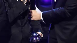 Bintang sepak bola Kroasia, Luka Modric berpose dengan Presiden FIFA Gianni Infantino saat menerima penghargaan Pemain Terbaik Pria FIFA 2018 dalam malam The Best FIFA Football Awards 2018 di Royal Festival Hall, London, Senin (24/9). (AP/Frank Augstein)