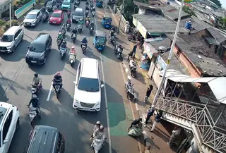 Di Jalan Abdullah Syafei, Kampung Melayu, Jakarta Timur, hingga pukul 08.21 WIB, arus kendaraan menuju Jalan Raya Casablanca terpantau cukup padat. (Foto: TMC Polda Metro)