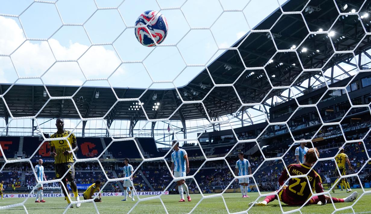 Dortmund mendominasi jalannya pertandingan. Mereka unggul dalam penguasaan bola dan kerap menebar ancaman di pertahanan Ulsan Hyundai. (AP Photo/Jeff Dean)